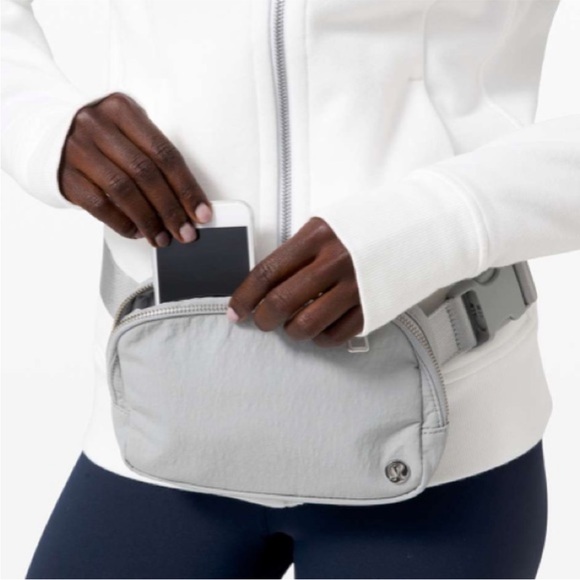 Lululemon Everywhere Belt Bag - Silver Drop - Picture 4 of 9